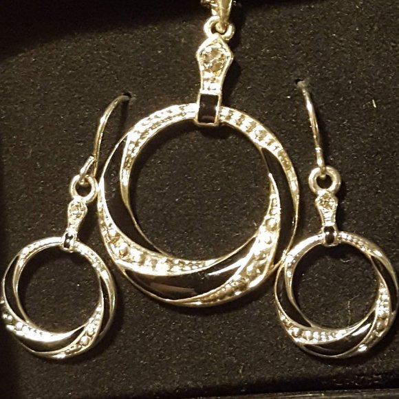 Avon Luanay Necklace/Earrings Gift Set silver and black NIB - Picture 1 of 3